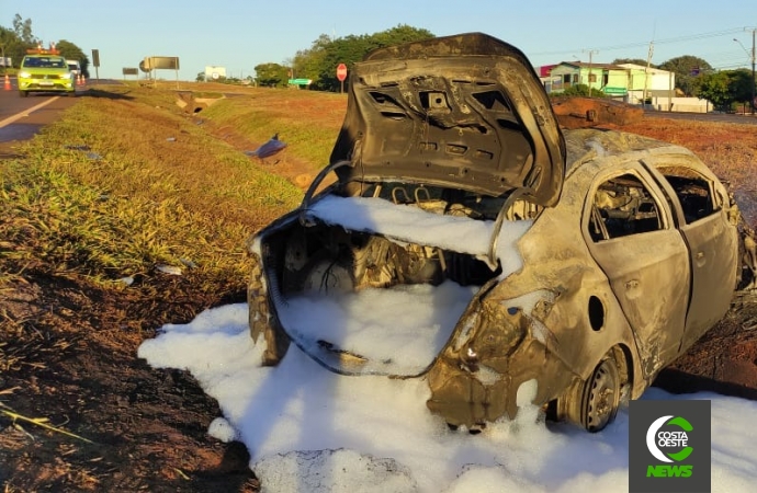 Veículo fica destruído pelo fogo após colisão na BR-277 em São Miguel do Iguaçu