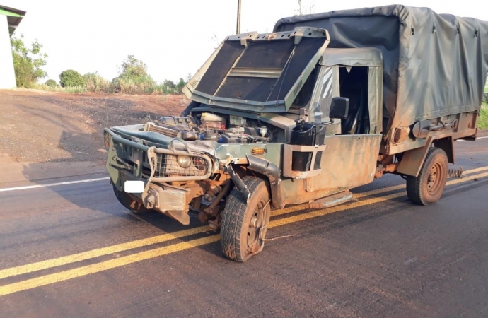 Veículo militar e Fiat Strada colidem na PR-497, em Missal