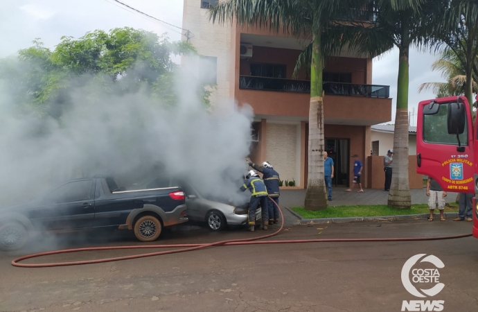 Veículo pega fogo no centro de São Miguel do Iguaçu