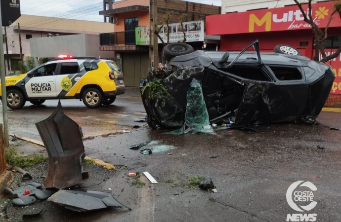 Veiculo sai da BR 277 e para na Avenida Iguaçu próximo ao Túnel da Matriz em São Miguel do Iguaçu