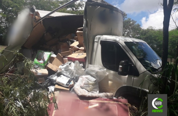 Veículo carregado com medicamentos sai da pista na BR-277 em São Miguel do Iguaçu