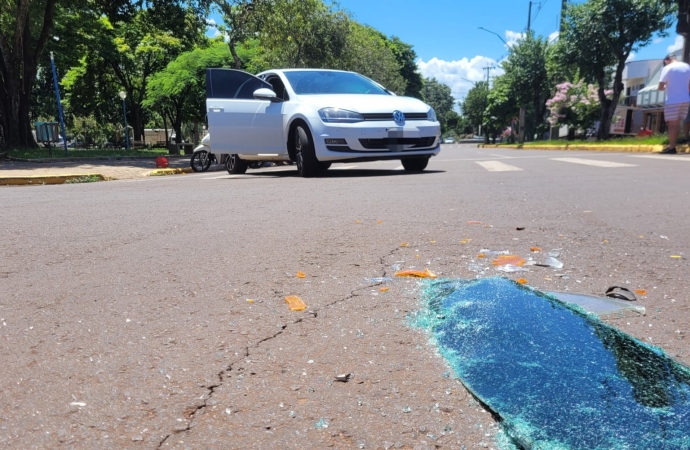 Veículos se envolvem em acidente no centro de Santa Helena