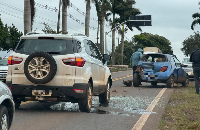 Veículos se envolvem em acidente próximo ao posto da PRE em Santa Helena