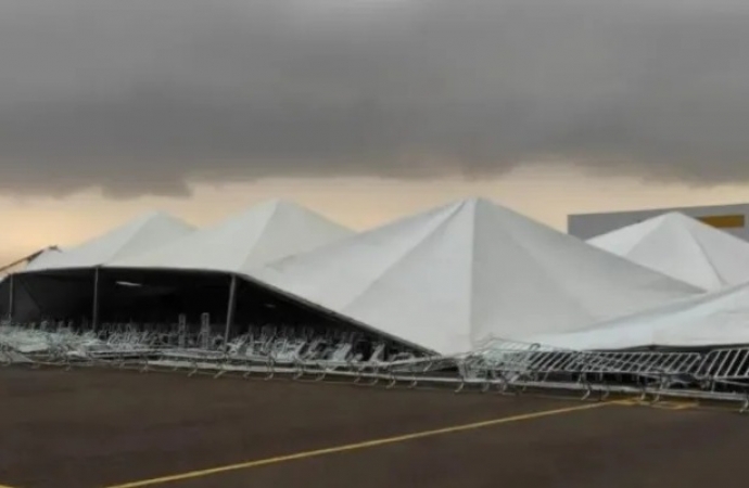 Ventos de 95 km/h derrubam palanque que receberia Bolsonaro no Paraná