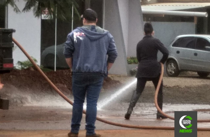 Vereadora é flagrada com a “mão na massa” em distrito de Santa Helena