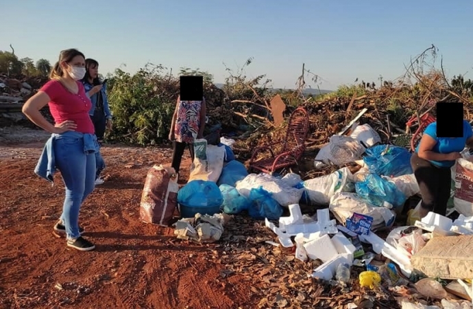 Vereadoras fiscalizam aterro sanitário em Santa Helena e encontram pessoas coletando materiais para vender