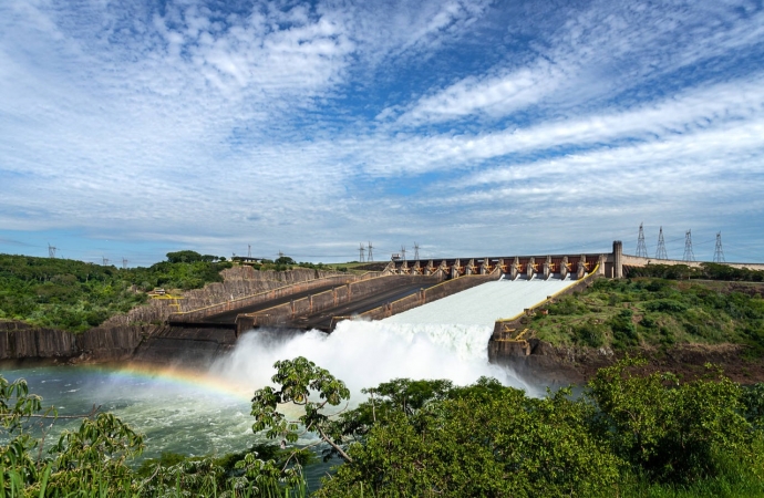 Vertedouro de Itaipu deve continuar aberto até o final de janeiro