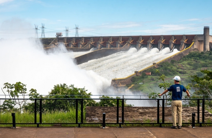 Vertedouro de Itaipu deve fechar nesta segunda-feira (3)