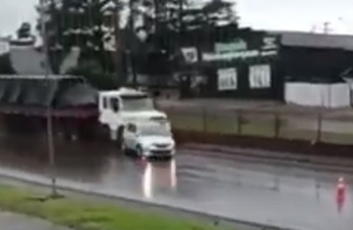 VÍDEO: Carreta em alta velocidade bate em carro na BR-277, em Medianeira
