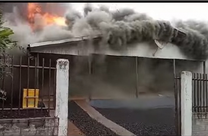 Vídeo: Incêndio destrói casa em São Miguel do Iguaçu