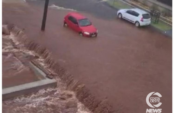 VÍDEO: Forte chuva causa alagamentos em ruas de Medianeira