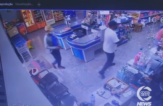 Vídeo mostra ação de assaltantes em mercado em distrito de Santa Helena