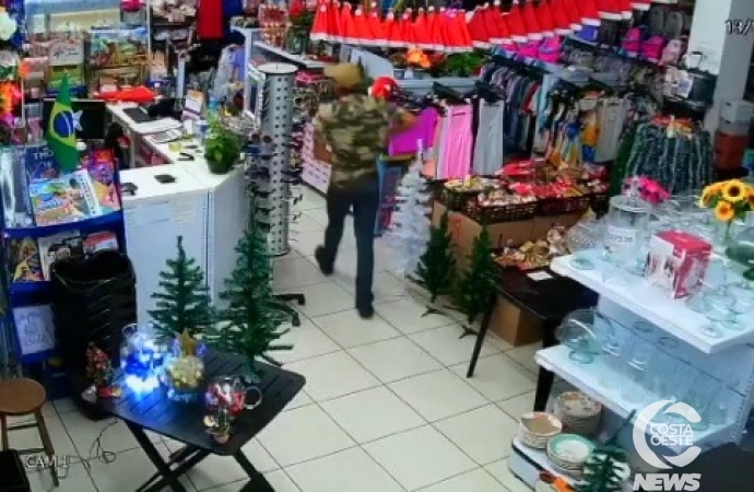 Vídeo mostra ação de ladrão em loja no centro de Santa Helena