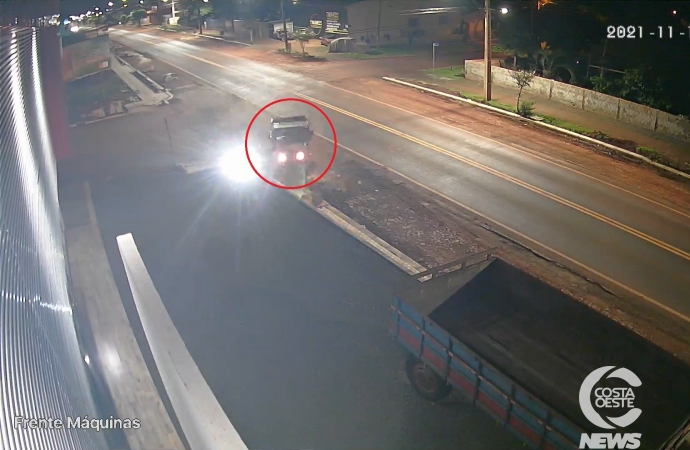 Vídeo mostra homem colidindo camionete furtada em Santa Helena; PM tenta identificá-lo