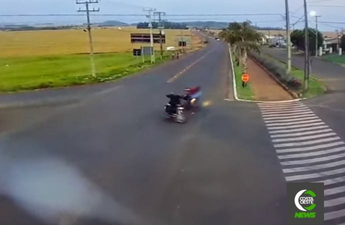 Vídeo mostra momento em que motocicletas colidem frontalmente em Itaipulândia