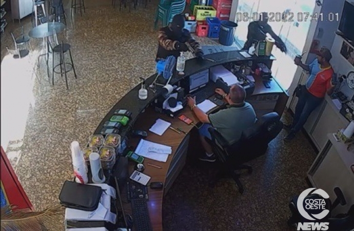 Vídeo mostra momento em que quadrilha rende empresário e funcionário em Santa Helena