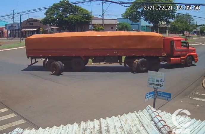 Vídeo mostra momento em que rodado se solta de carreta em Diamante do Oeste; dois veículos foram atingidos