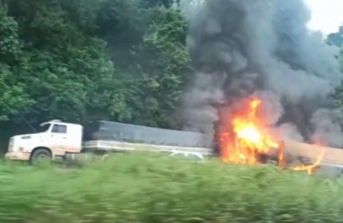 Vídeo mostra pai tentando salvar filho de carreta em chamas na BR-467