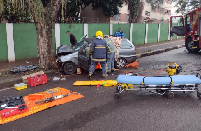 Vítima fica presa às ferragens em acidente na região central de Foz do Iguaçu