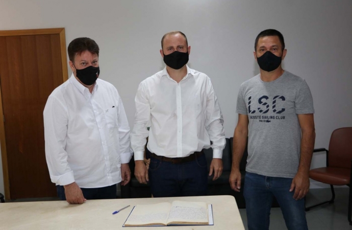 Zado reassume a prefeitura de Santa Helena na presença de deputado e vereadores