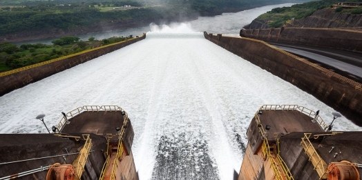 Abertura de vertedouro leva mais de duas mil pessoas para Itaipu na manhã deste sábado, 14