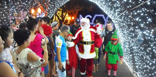 Abertura do ‘Natal Despertando Sonhos 2023’ encanta a comunidade com a chegada do Papai Noel
