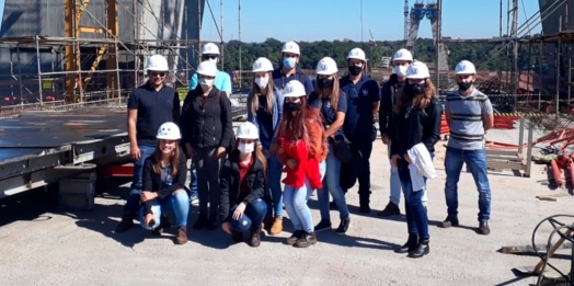 Acadêmicos de Engenharia Civil da UNIGUAÇU, visitam nova ponte que liga o Brasil ao Paraguai
