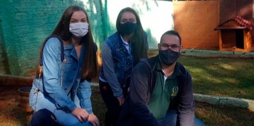 Acadêmicos do Grupo de Estudos de Animais Silvestres da UNIGUAÇU visitam Centro de Falcoaria em Foz do Iguaçu
