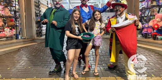 Ação artística anima comércio de São Miguel do Iguaçu em domingo especial de Natal