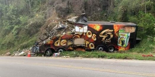 Acidente com ônibus da Banda Garotos de Ouro tira a vida do vocalista Airton Machado