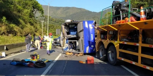 Acidente com ônibus do Umuarama Futsal deixa dois mortos e 10 feridos na BR-376