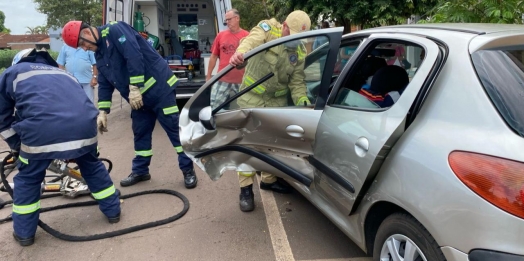 Acidente de trânsito deixa motorista preso às ferragens no centro de Santa Helena