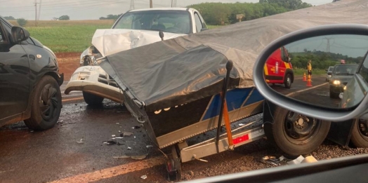 Acidente em São Miguel do Iguaçu: Colisão envolvendo veículos e barco deixa duas pessoas feridas