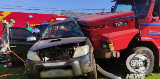 Acidente envolvendo carreta e caminhonete é registrada na BR-277 em São Miguel do Iguaçu