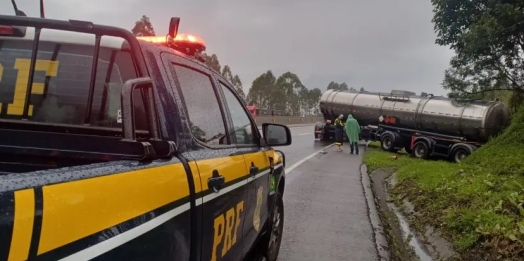 Acidente entre carro e caminhão termina em incêndio e dois mortos na BR-277