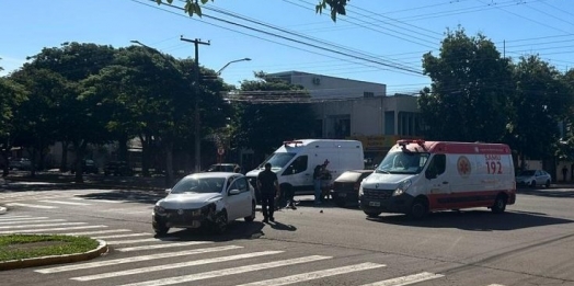 Acidente entre dois veículos no centro de Santa Helena deixa uma idosa ferida