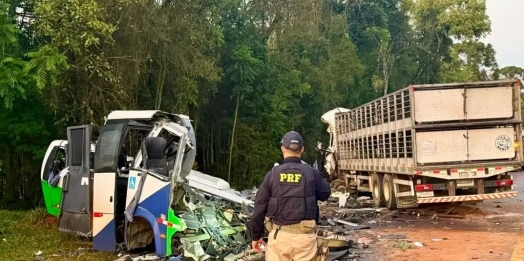 Acidente entre ônibus e caminhão mata 23 pessoas em estrada no Paraná