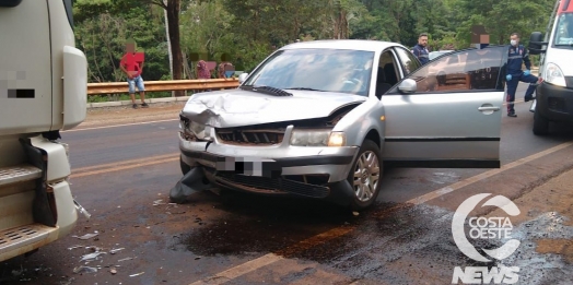 Acidente envolve caminhão e veículo na PR 317, em Santa Helena