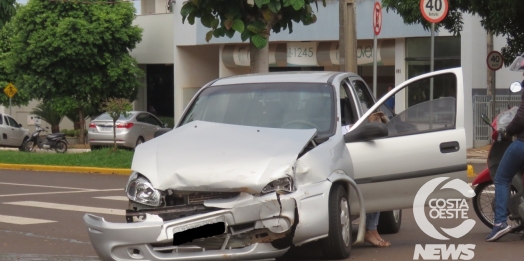 Acidente envolve dois veículos no centro de Santa Helena