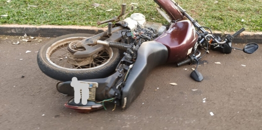 Acidente envolve veículos e motocicleta em Santa Helena