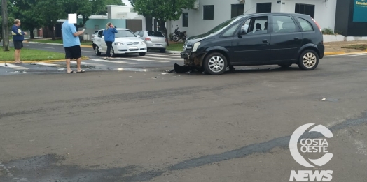 Acidente envolve veículos em cruzamento de avenidas em Santa Helena