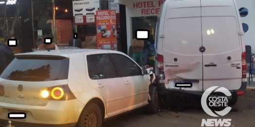 Acidente envolve veículos no centro de Santa Helena