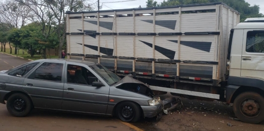 Acidente envolve carro e caminhão em Sub-Sede, distrito de Santa Helena