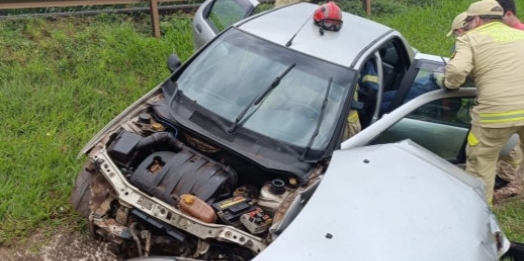 Acidente na BR-277 deixa motorista ferida após carro capotar