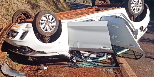 Acidente na PR 497: Carro tomba próximo à Prainha em São Miguel do Iguaçu