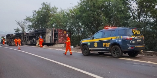 Acidente na Serra do Mico: Carreta com carga de PVC tomba e deixa rodovia parcialmete interditada