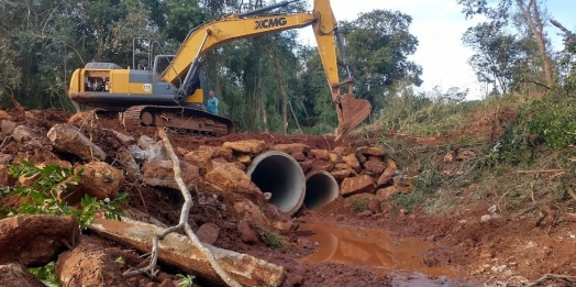Administração Municipal de Missal está recuperando ponte danificada na Linha Jacutinga