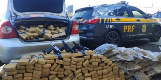 Adolescente de 16 anos cruza o Paraná de carro com quase meia tonelada de maconha e 3 pistolas