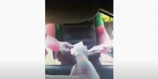 Agente de trânsito de Iguazú é filmado recebendo dinheiro de motorista brasileira