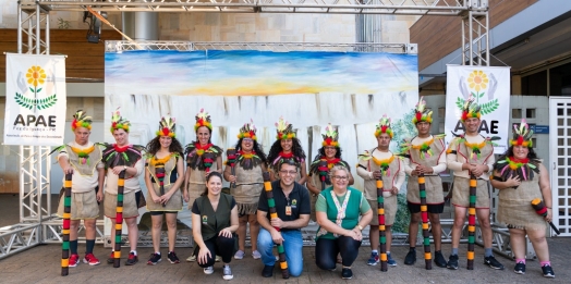 Alunos da APAE apresentam Lenda das Cataratas no Centro de Recepção de Visitantes da Itaipu